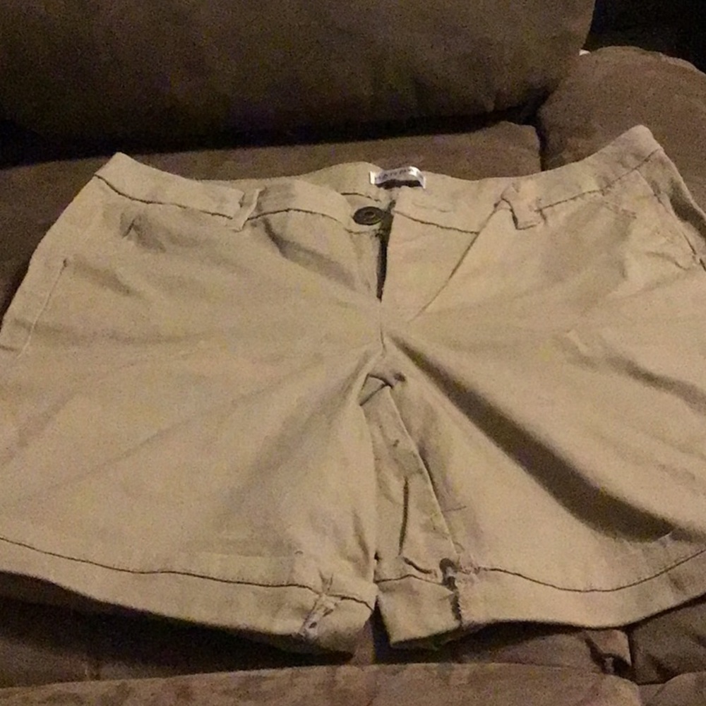 Hannah Shorts Size 8 kaki